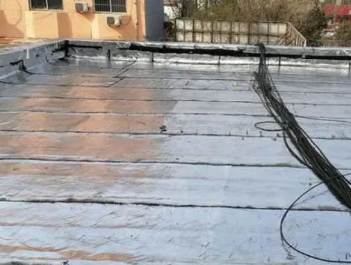 仁怀卫生间漏水维修公司分享下仁怀屋面楼顶防水刚性防水层施工要点。
